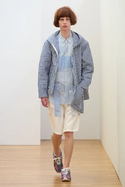 Look 16